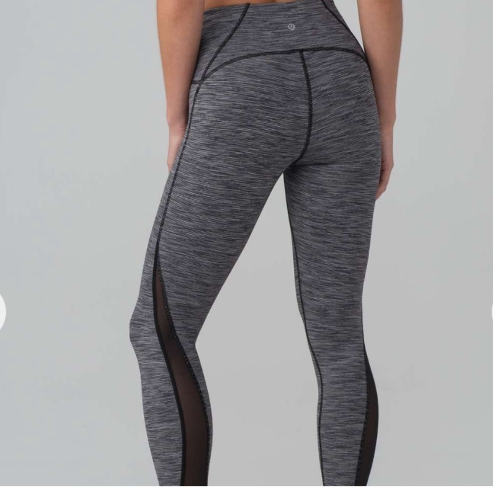 NWOT lulu power mesh tight 28” black and grey mini stripes. size 8